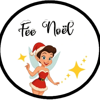 Fée de Noël en costume rouge avec des ailes et un chapeau de Noël, souriante.