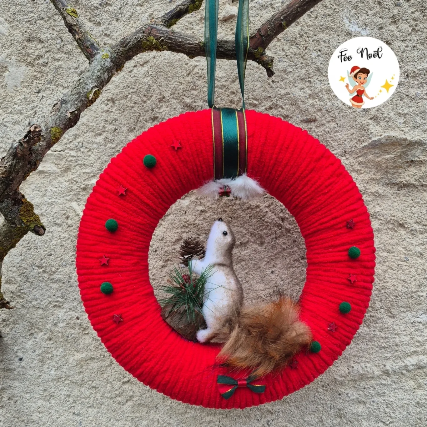 Couronne rouge décorée de petits animaux, mousse et éléments festifs.